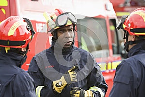 Bombero dar instrucciones sobre el su un equipo 