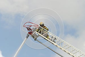 Bombero sobre el escalera 