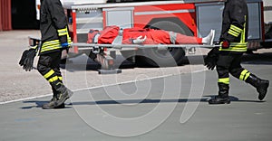 Firefighters during the exercise to carry the injured with the s