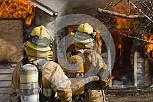 Bomberos de pie de acuerdo a 