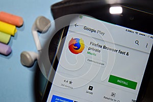 Firefox Browser fast & private dev app with magnifying on Smartphone screen