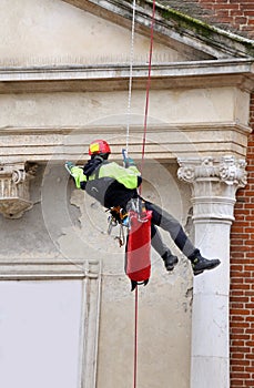 Bombero cuerdas a dispositivos sobre el 