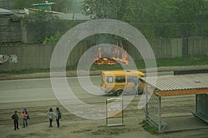 The firemans are extinguish a exploded burning car