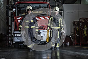 Firemen leaving the station equipped and with the tools for the extinction of the fire