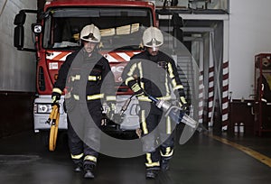 Firemen leaving the station equipped and with the tools for the extinction of the fire