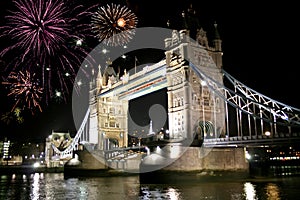 Fuegos artificiales fiesta a través de la Torre puente 