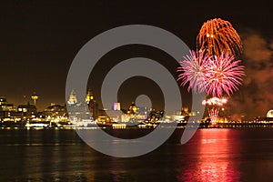 Fuochi d'artificio Attraverso la città da da vedere 