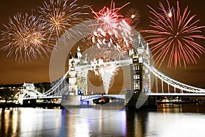 Fuochi d'artificio Attraverso la Torre ponte 