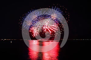 Fuegos artificiales a través de Agua 