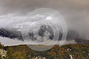 Il primo la neve sul montagna 