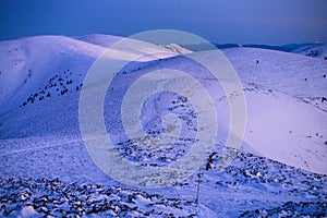 Prvý sneh na horskej lúke v skorých ranných hodinách Fatra, Slovensko