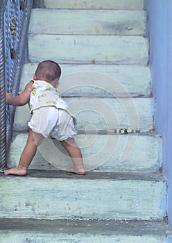 Un Simpatico Bambino cammina passo passo su per le scale.