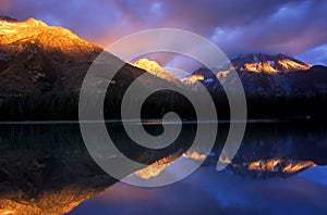 El primero luz de sol sobre el montana tableros 