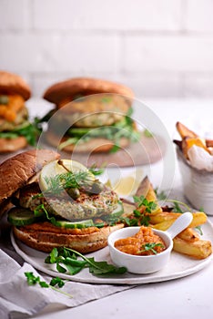 Fish burger with herb and corgette sauce