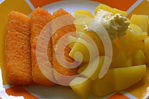 Fish fingers and potatoes with mayonnaise