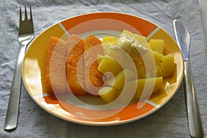 Fish fingers and potatoes with mayonnaise