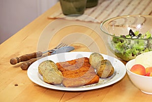 Fish fingers with potatoes and salad