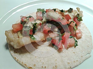 Fish tacos with fresh salsa - Taco con pescado con salsa fresca