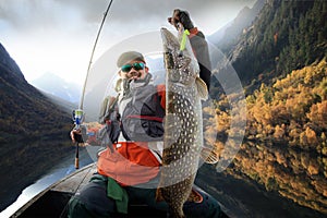 Pescatore un il grande trofeo luccio 