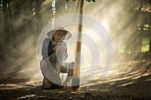 Pescador de un rio a 