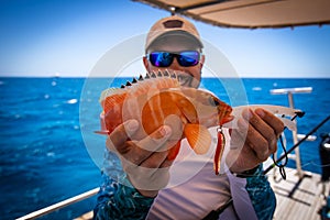 Pescatore un cernia. sfocato 