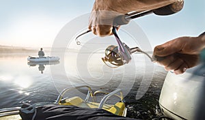 Pescatore filatura sul un fiume 