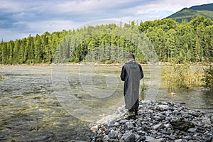 Pescatore filatura asta tira fuori catturato un fiume 