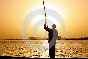 Pescador sobre el atardecer 