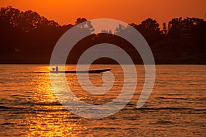 Fishermen are returning home in the evening.