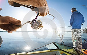 Pescatore filatura sul un fiume 