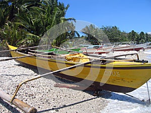 Pequeno barco de guardia las Filipinas 