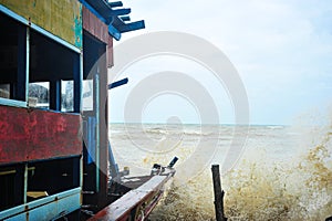 The fishing boat was washed ashore and damaged by sea waves