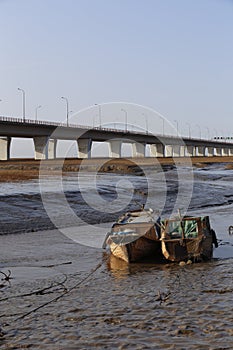 Fishing boats under the bridge ran aground in the trench