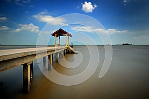 Muelle sobre el puerto 