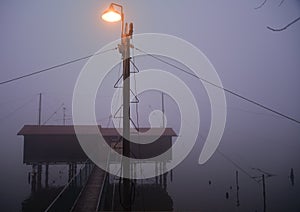 De madera cabana en el invierno niebla. 