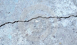 Fissure on the gray concrete wall