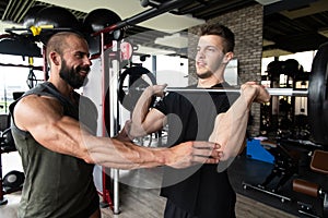 Fit Couple Together Training Shoulders With Weights