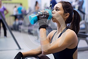 Fitness athlete woman drinking water after