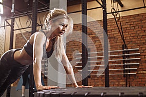 Fitness girl is good at pushing ups.