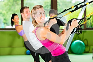 Fitness - Leute beim Suspension training