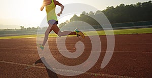 Donne sportive correre sul alba orologio 