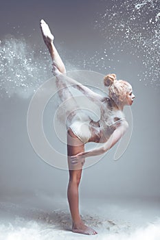 Fitness woman dancer in dust / fog