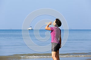 Adeguatezza una donna potabile Acqua sul Spiaggia  