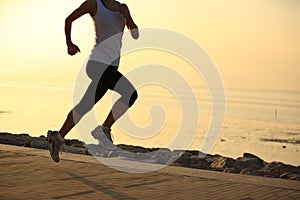 Adeguatezza una donna gambe correre sul foresta marciapiede 