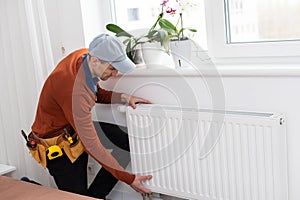 fitter with radiator. energy savings. reading the heating - setting.