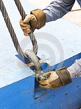 Fitting bolt anchor shackle with wire rope sling