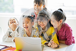 Five little girls are watching video on the computer