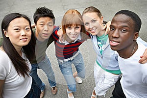 Los jóvenes de diferentes grupos étnicos en el patio de la escuela, que puedan jugar al baloncesto o de aprender un idioma o trabajar juntos en un proyecto social en el equipo.