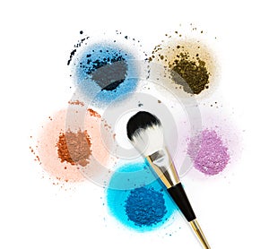 Five samples of bright dry pigment in the form of a flower with a brush.