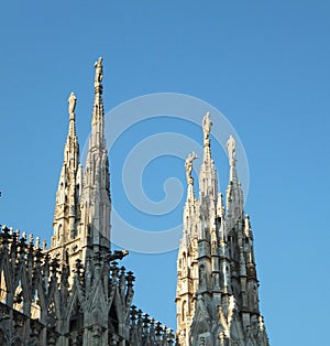 Cinque da torri da cattedrale piedi gruppi da tre un due contro blu estate il cielo 